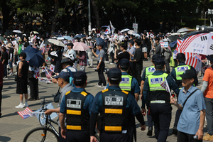 올림픽공원 집회서 ‘핸드볼 선수’ 막고, 기자 폭행…경찰, 강요·폭행 혐의 수사 착수 [세상&]