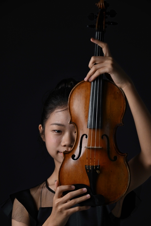 Violinist Lee Hyeon-jeong poses for photos during an interview with The Korea Herald at Herald Studio in Seoul on Oct. 31, 2024. (Lee Sang-sub/The Korea Herald)
