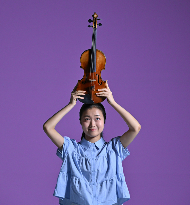 Violinist Kim Seo-hyun poses for photos during an interview with The Korea Herald on April 11, 2024. (Im Se-jun/The Korea Herald)