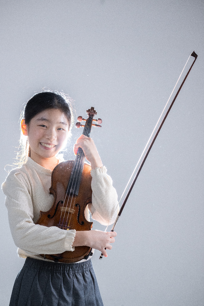 Violinist Kim Yeonah poses for a photo before an interview with The Korea Herald at Herald Square in Yongsan-gu, Seoul, Monday. (Yoon Chang-bin/The Korea Herald)