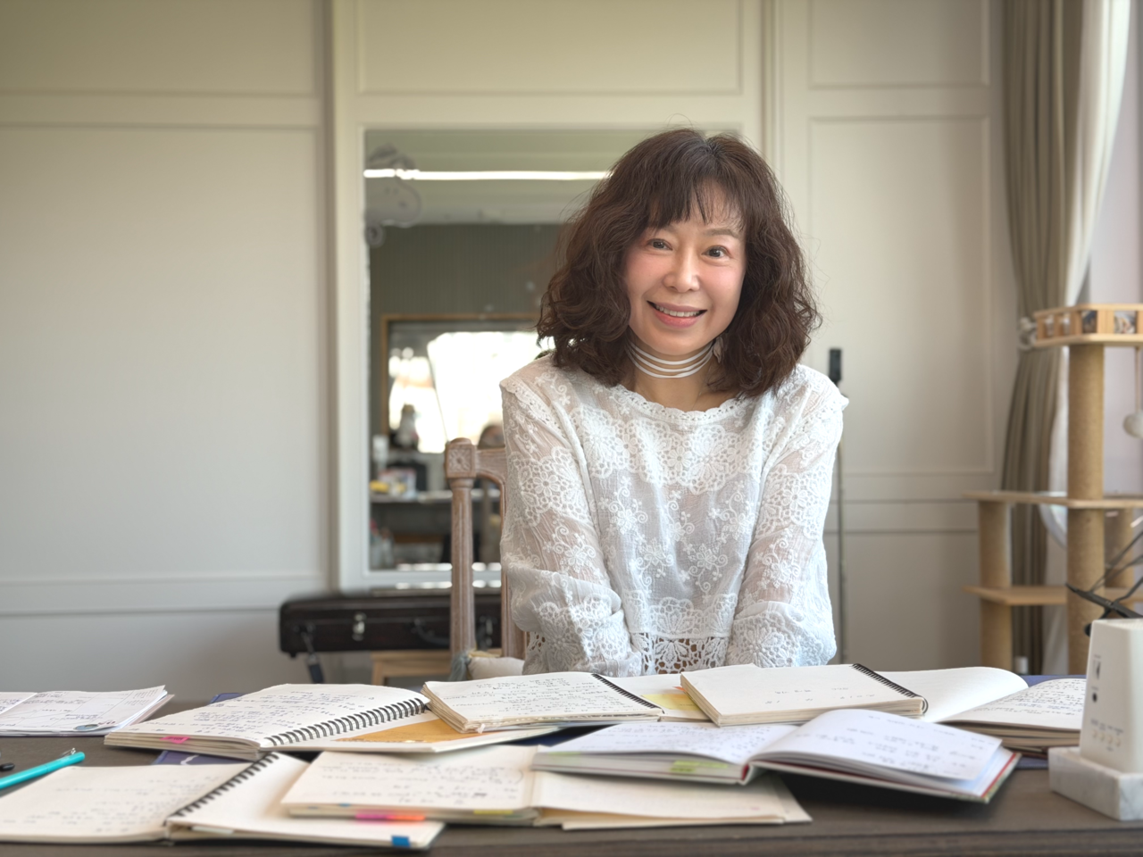 Sunny Lee poses for photos with her lesson notes on May 8 in her studio at the Seoul Central Conservatory in Yangjae-dong, Seocho-gu, Seoul. (Park Ga-young/The Korea Herald)