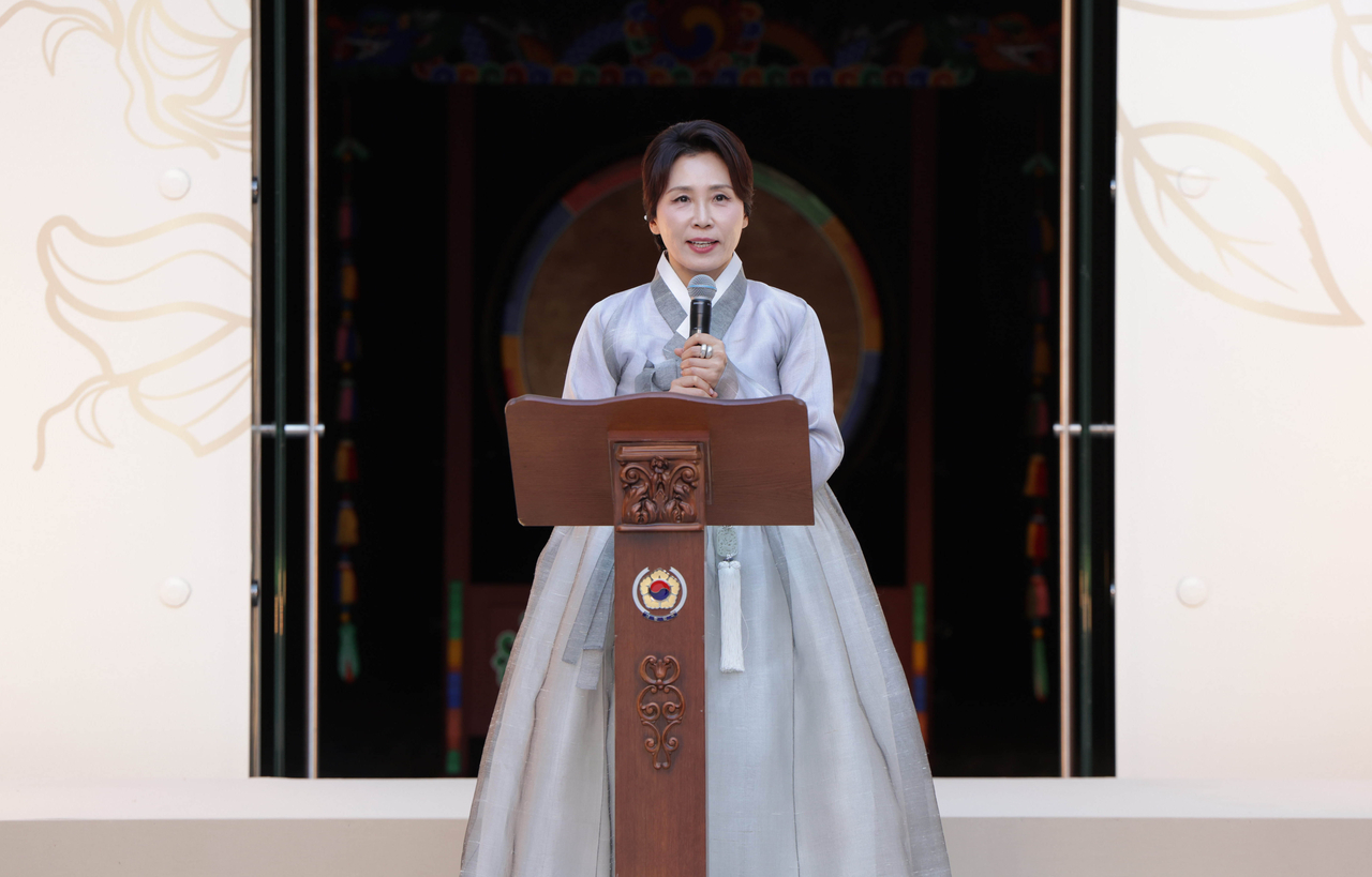 First lady Kim Hea Kyung delivers remarks at a creative hanbok fashion show held at the Academy of Fine Arts of Rome on Friday (local time). (Yonhap)