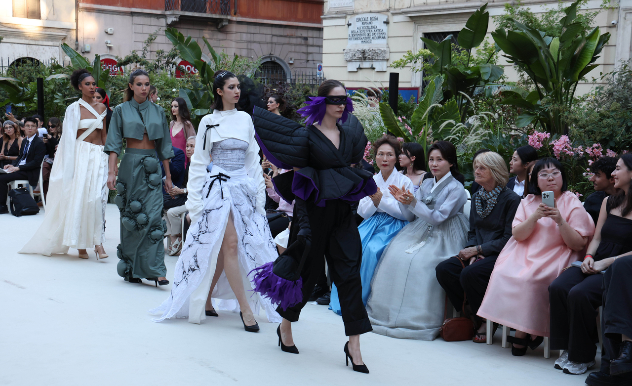 First lady Kim Hea Kyung (fourth from left), who accompanied President Lee Jae Myung on his state visit to Italy, attends a creative hanbok fashion show at the Academy of Fine Arts of Rome in Rome on Friday (local time). (Yonhap)