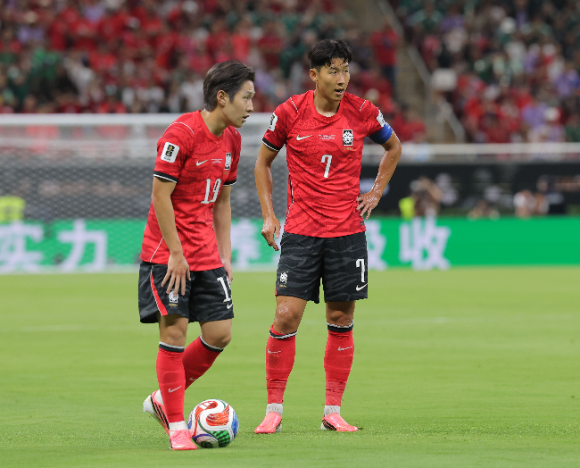 South Korea's Son Heung-min (right) and Lee Kang-in look toward the goal before a first-half free kick at Guadalajara Stadium in Zapopan, Mexico, Friday. (Yonhap)