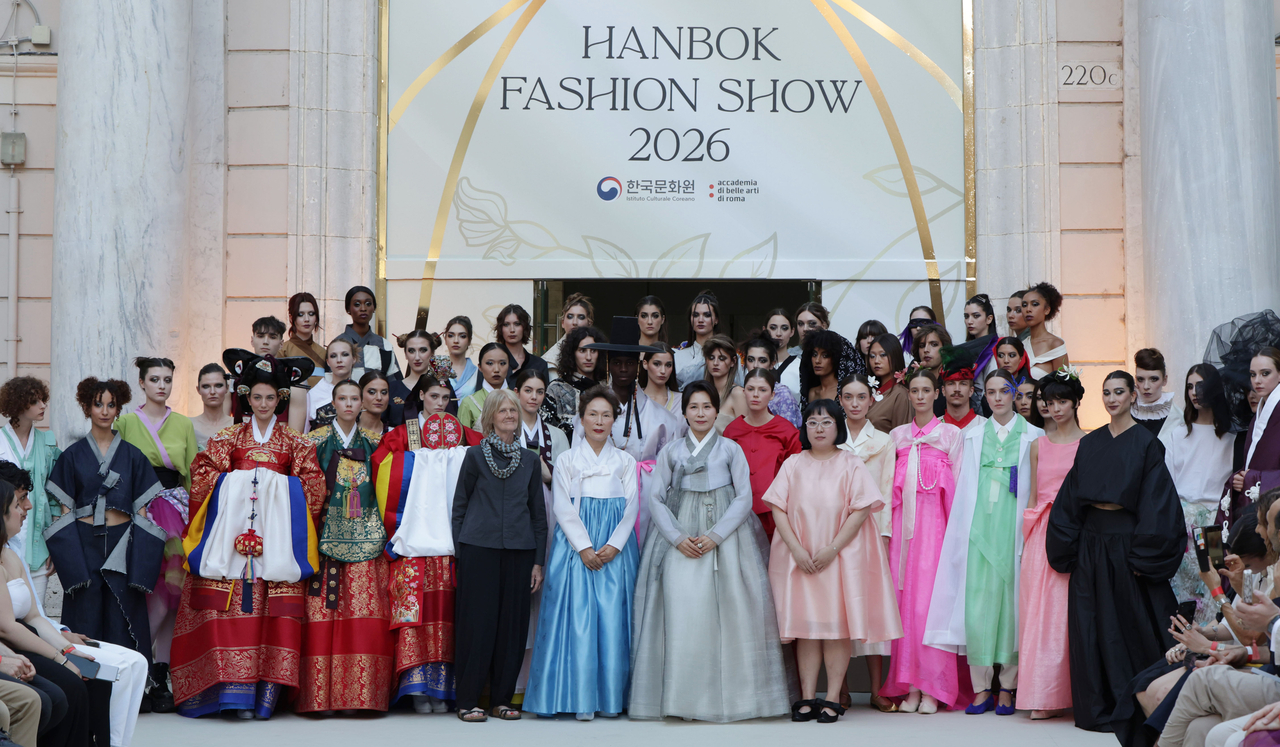 First lady Kim Hea Kyung, who accompanied President Lee Jae Myung on his state visit to Italy, poses for a commemorative photo with attendees and participants after a creative hanbok fashion show at the Academy of Fine Arts of Rome on Friday (local time). (Yonhap)