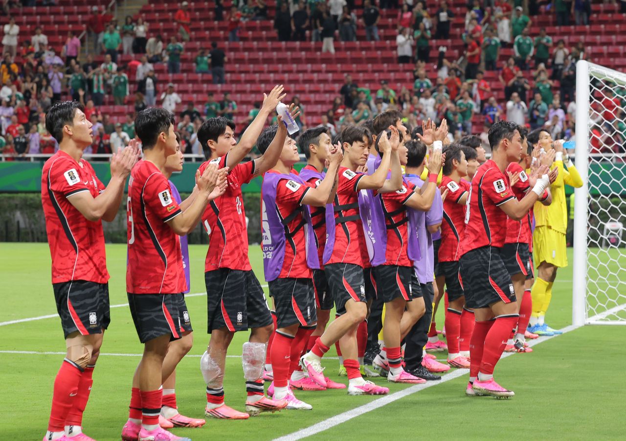 South Korean players acknowledge their fans after defeating Czechia 2-1 in the teams' Group A match at the 2026 FIFA World Cup at Estadio Guadalajara in Zapopan, Mexico, on Thursday. (Yonhap)