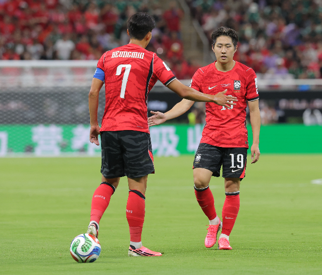 South Korea's Son Heung-min (left) and Lee Kang-in exchange a hand tap before taking a first-half free kick against the Czech Republic at Guadalajara Stadium in Zapopan, Mexico, Friday. (Yonhap)