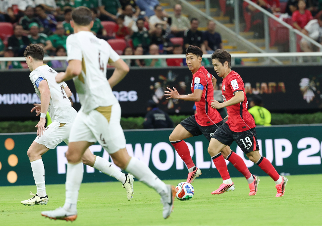 South Korea's Lee Kang-in and Son Heung-min press forward in attack against the Czech Republic at Guadalajara Stadium in Zapopan, Mexico, Friday. (Yonhap)