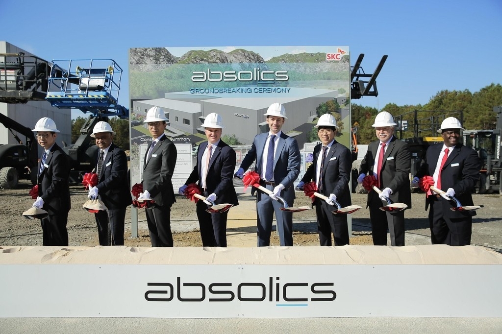 Officials break ground on Absolics’ planned semiconductor glass-substrate plant in Covington, Georgia, on Nov. 1, 2022. SKC’s US subsidiary had initially aimed to begin mass production in 2024, but commercialization has since slipped as customer qualification and manufacturing challenges continue. (SKC)