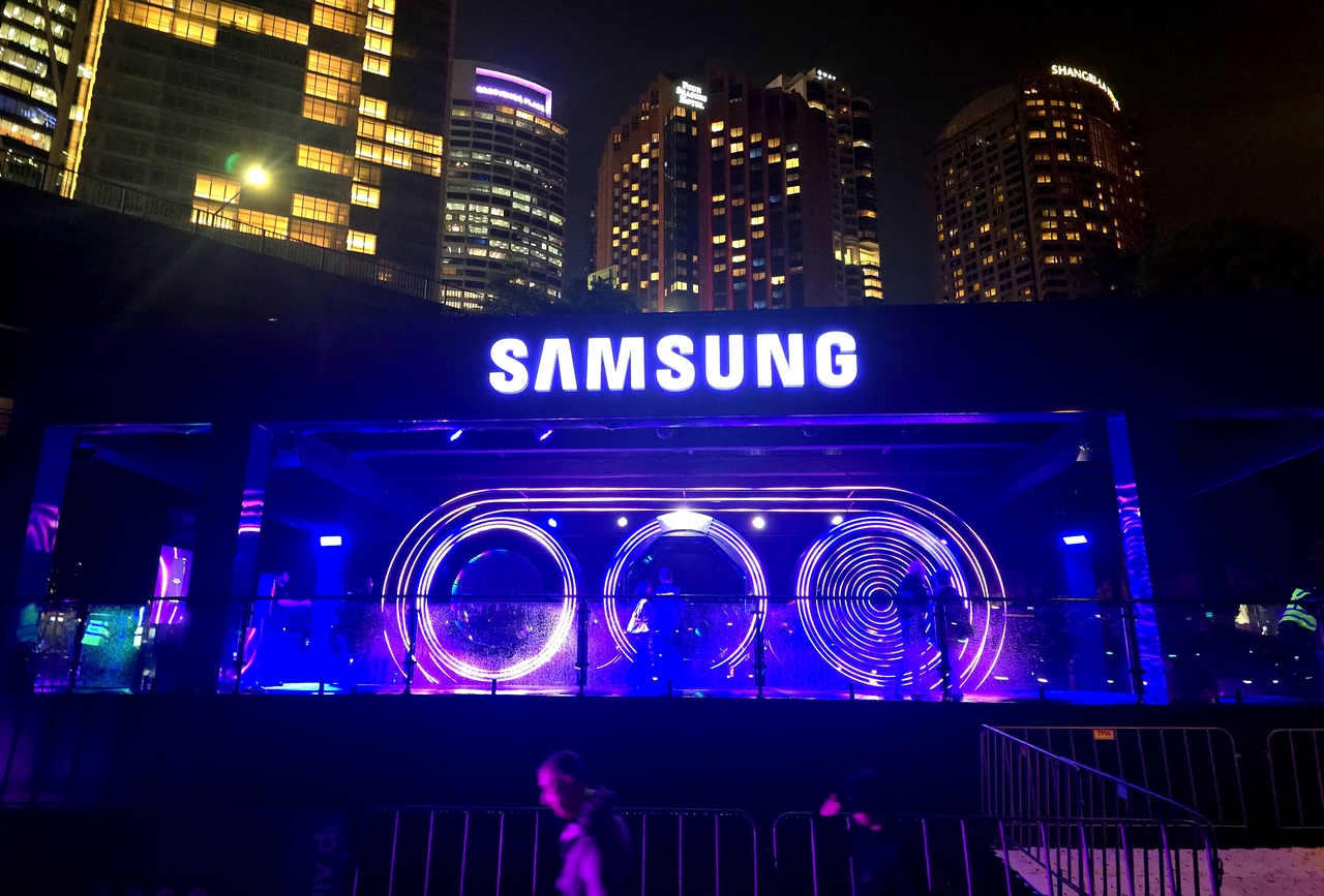 A large interactive space shows visitors how to use the Samsung Galaxy S26 Ultra creatively.