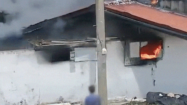 This image from the National Police Agency's YouTube channel shows Capt. Yu Myeong-jae going into a burning house in Gongsan-myeon, Naju, South Jeolla Province on May 25. (National Police Agency)