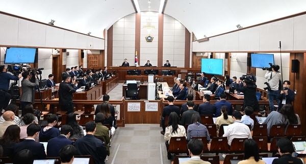 An unrelated photo shows a courtroom at the Seoul Central District Court. (Herald DB)