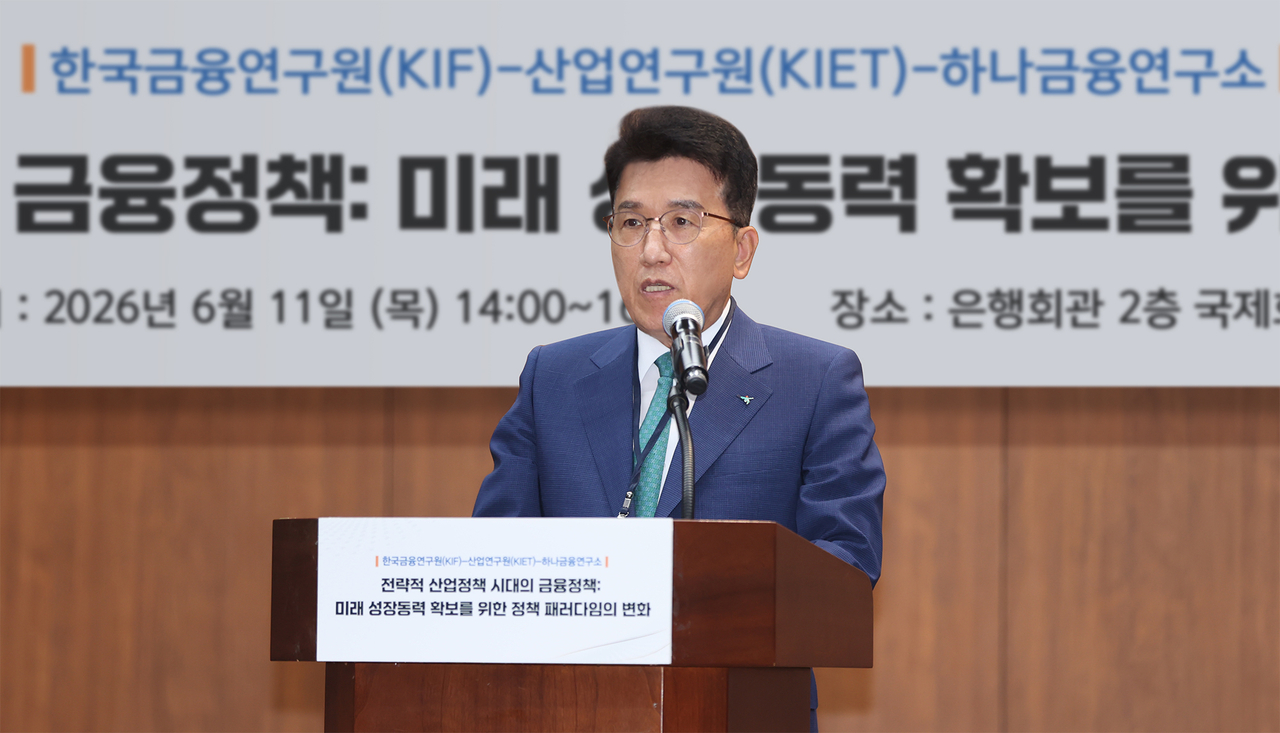 Hana Financial Group Chairman Ham Young-joo speaks at a seminar on productive finance at the Korea Federation of Banks' convention hall in Seoul on Thursday. (Hana Financial Group)