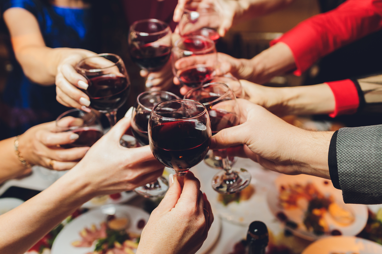 People clink glasses. (123rf)