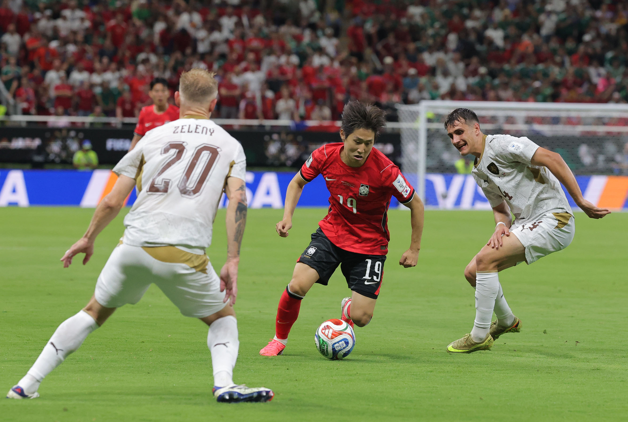 Lee Kang-in of South Korea (center) dribbles the ball past Czechia defenders, at Estadio Guadalajara in Zapopan, Mexico, Thursday.   (Yonhap)