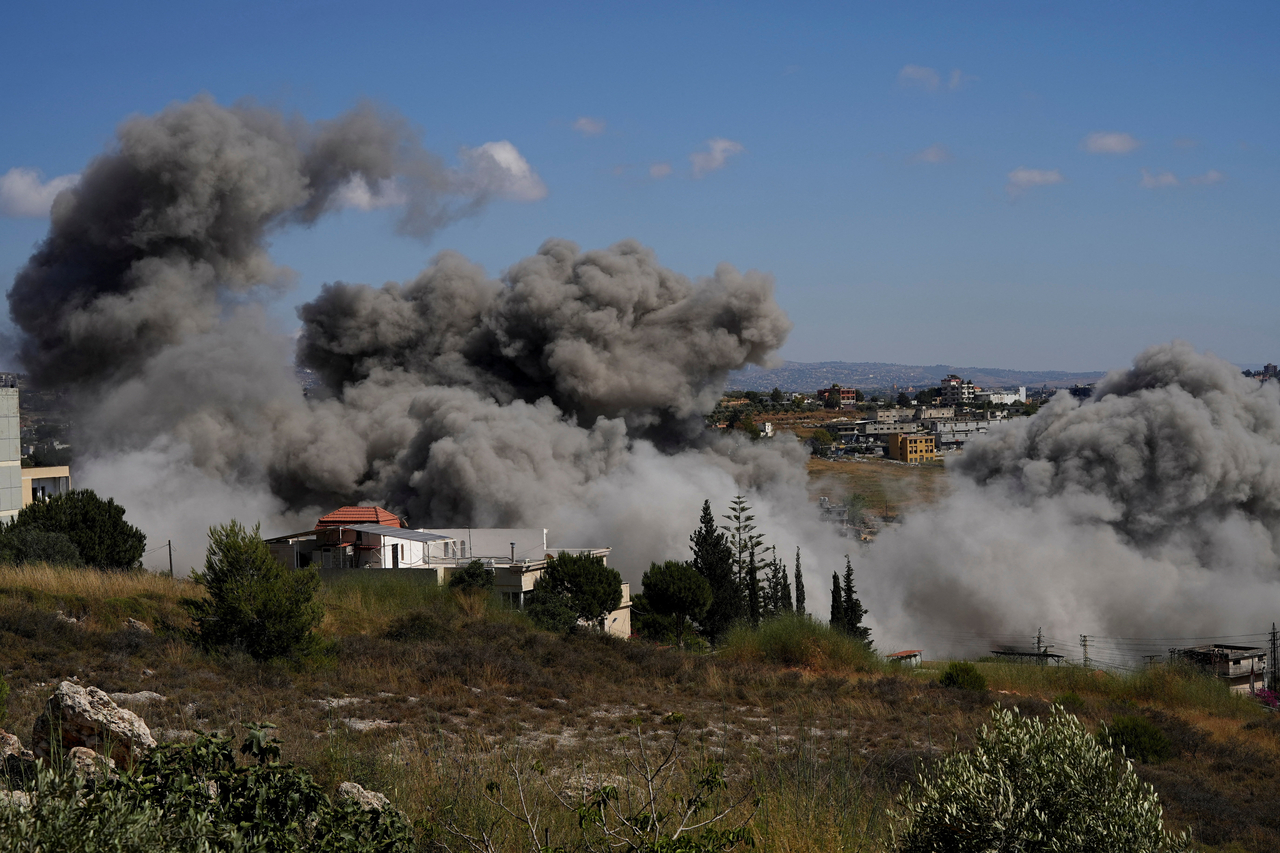 Smoke billows from southern Lebanon following an Israeli strike, as seen from Nabatieh in Lebanon, Saturday.   (Reuters-Yonhap)