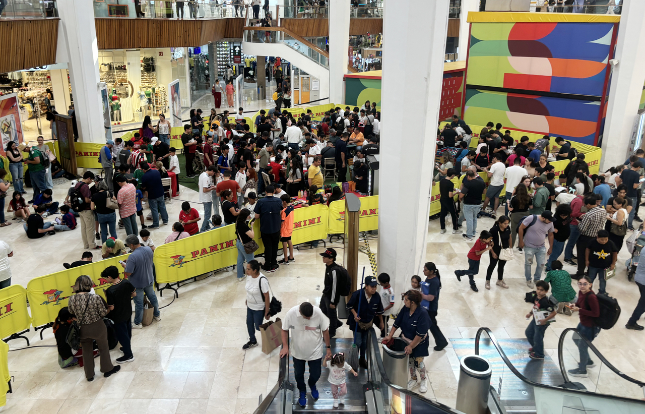 Collectors gather at Plaza Patria, a shopping mall in Zapopan near Guadalajara, Mexico, on Sunday to trade and swap Panini stickers. (Yonhap)