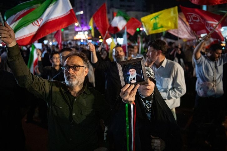 Iranians wave their National flag during a rally in support of the government's negotiations to end the war with the United States at Enghelab Square in Tehran, Iran, June 12. (UPI-Yonhap)