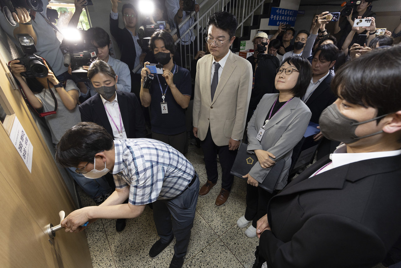 Judge Kim Ji-yeon (second from right) and Reform Party Supreme Council member Kim Jeong-cheol (third from right) enter a polling station in Songpa-gu, Seoul on Wednesday to inspect evidence, just moments before they discover that a ballot storage box has gone missing. (Yonhap)
