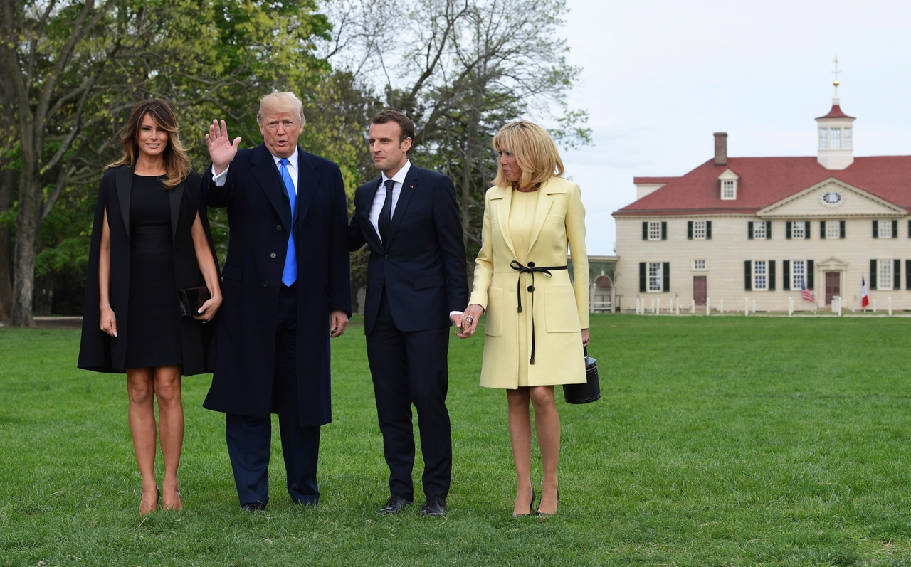From left: US first lady Melania Trump, US President Donald Trump, French President Emmanuel Macron, and his wife Brigitte Macron, pose for a photo during a visit at the George Washington estate in Mount Vernon, Virgnia, April 23, 2018.    (AP-Yonhap)