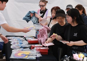 해운대 위로 흐르는 보랏빛 그루브…도시 전체가 ‘아미밤’ [13주년 BTS 페스타]