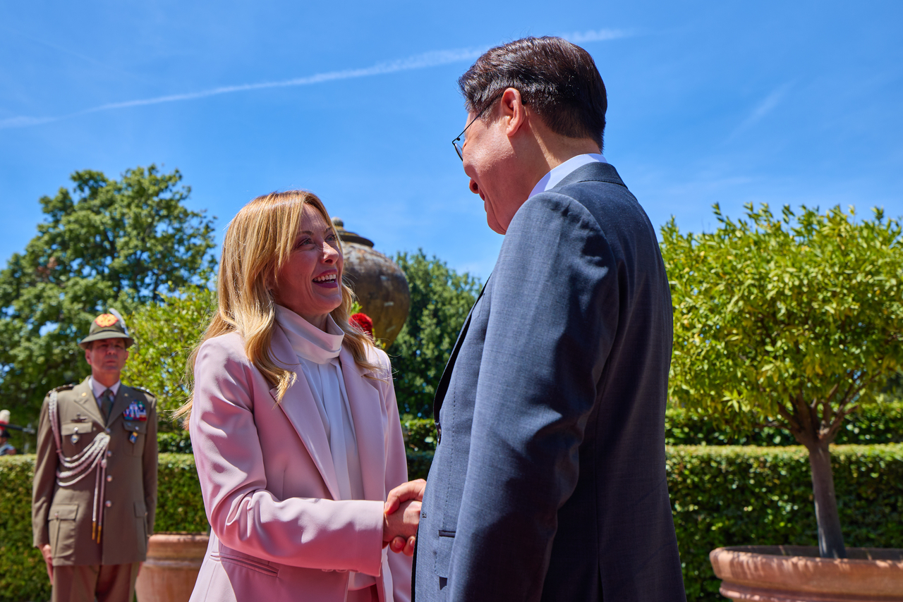 President Lee Jae Myung (right) shakes hands with Italian Prime Minister Giorgia Meloni (left) during their meeting in Rome, Italy on Friday. (Pool photo via Yonhap)