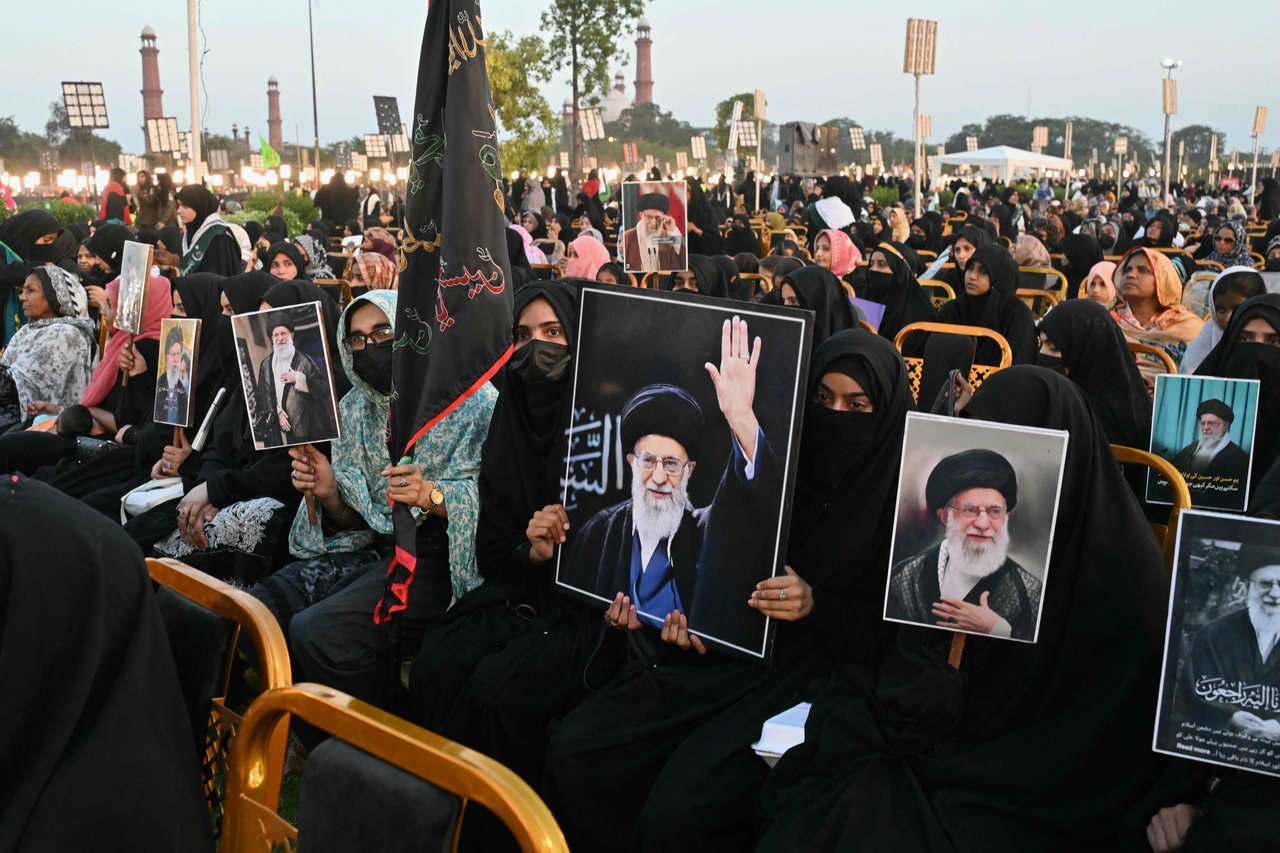 People carry portraits of Iran's slain supreme leader Ayatollah Ali Khamenei, as they pay tribute at Minar-e-Pakistan in Lahore, Saturday.    (AFP-Yonhap)