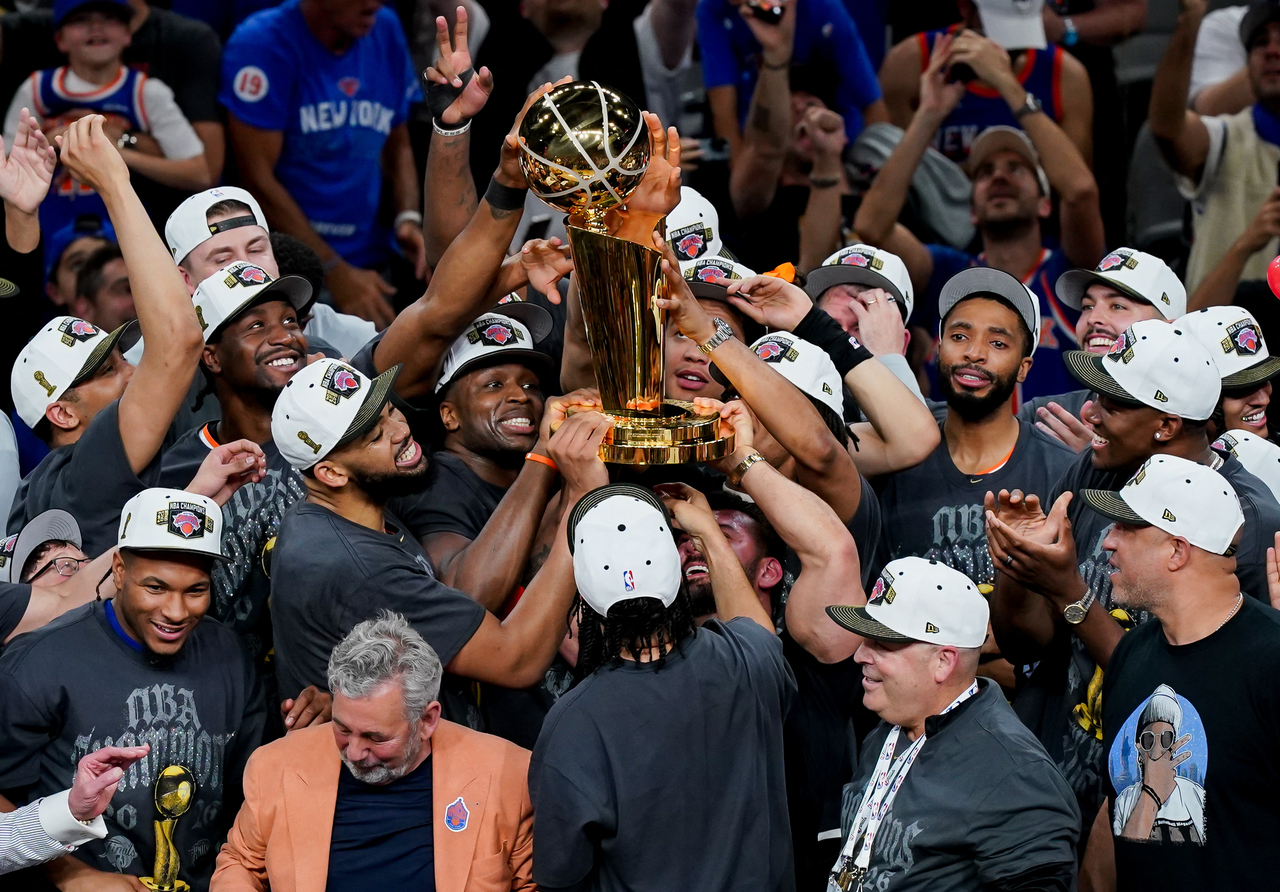 New York Knicks players hoist the trophy after defeating the San Antonio Spurs to win the 2026 NBA Finals, at Frost Bank Center in San Antonio, Texas, Saturday.   (Reuters-Yonhap)