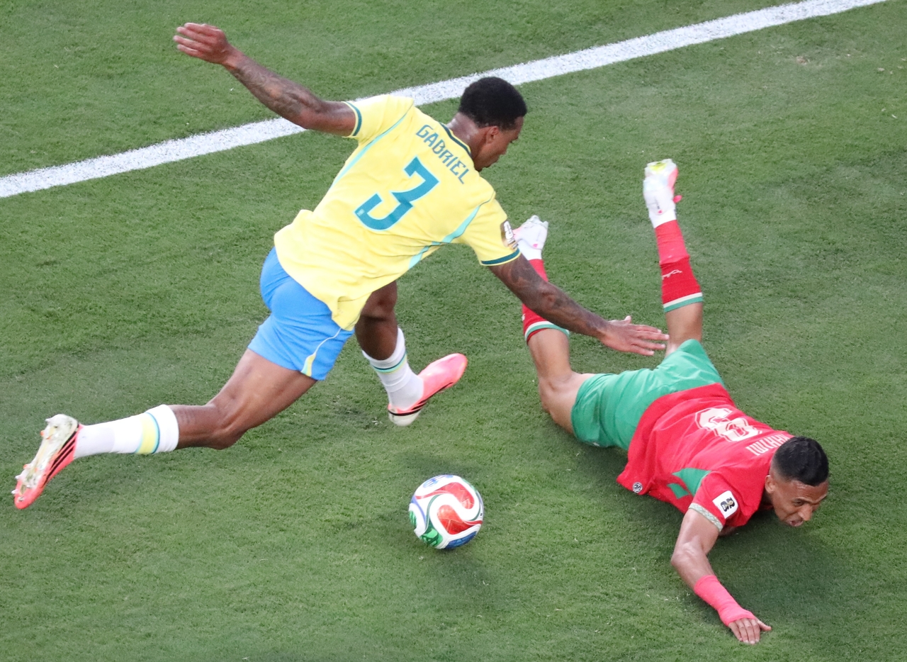 Brazil's Gabriel Magalhaes (left) and Morocco's Soufiane Rahimi  vie for the ball, in New York, Saturday.    (Xinhua-Yonhap)