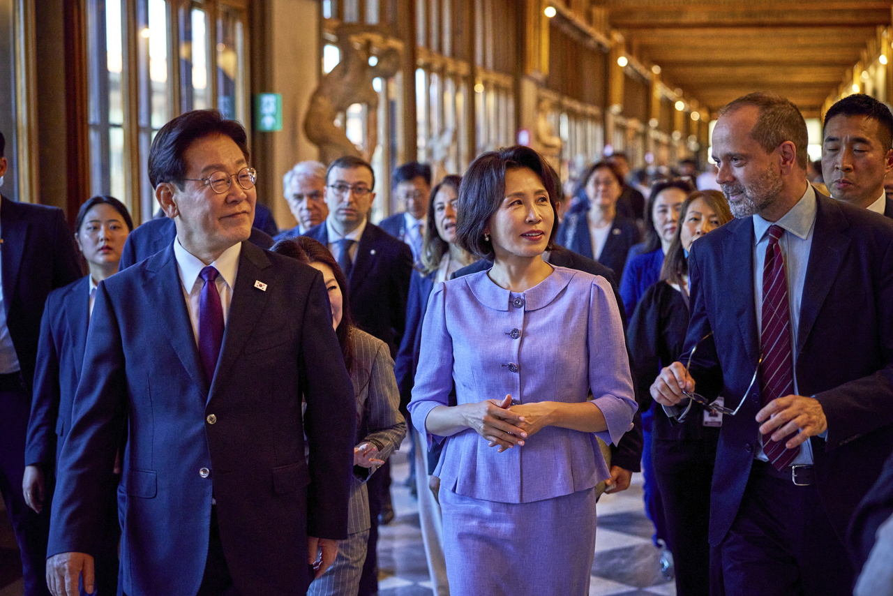 President Lee Jae Myung (left, front) and first lady Kim Hea Kyung (center, front) tour the Uffizi Gallery in Florence, Italy, Saturday. (Yonhap)
