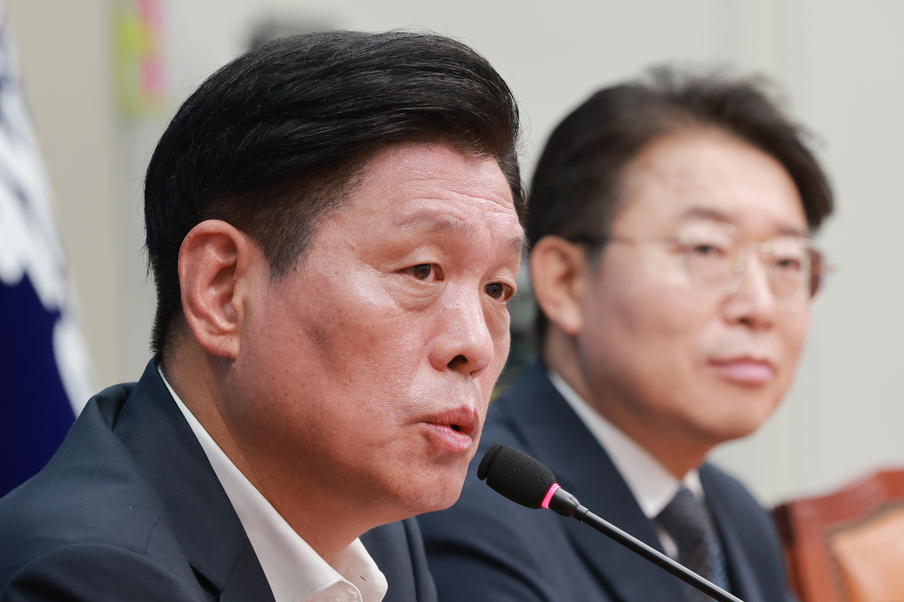 Democratic Party Rep. Jo Seoung-lae (left) speaks in a press conference on Sunday. (Yonhap)