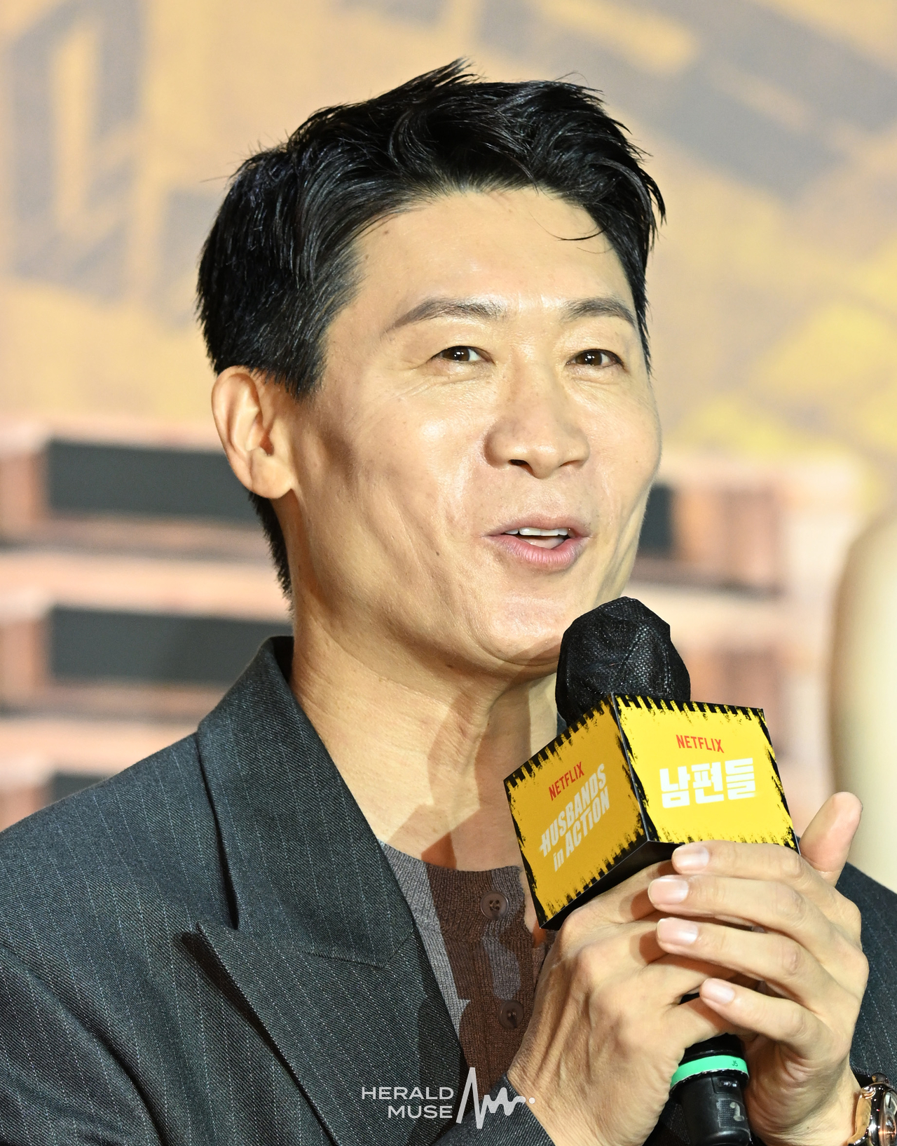 15일 오전 서울 중구 앰배서더 서울 풀만 호텔에서 열린 넷플릭스 영화 <남편들> 제작보고회 현장에서 배우 진선규가 말하고 있다. 윤병찬 기자