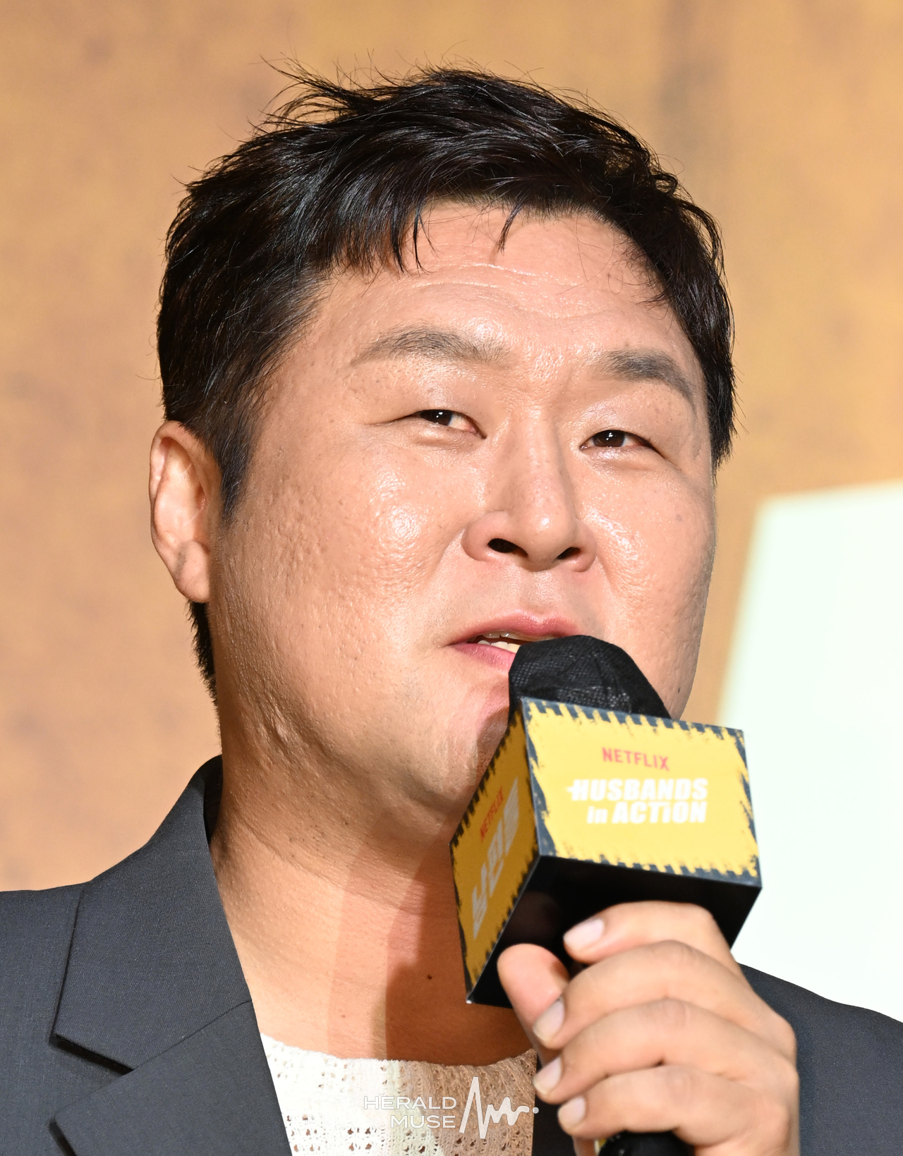 15일 오전 서울 중구 앰배서더 서울 풀만 호텔에서 열린 넷플릭스 영화 <남편들> 제작보고회 현장에서 배우 윤경호가 말하고 있다. 윤병찬 기자