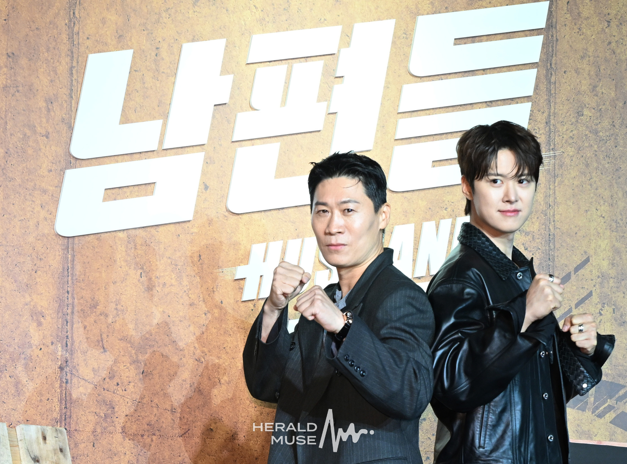 15일 오전 서울 중구 앰배서더 서울 풀만 호텔에서 열린 넷플릭스 영화 <남편들> 제작보고회 현장에서 배우 진선규와 공명. 윤병찬 기자