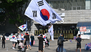 Main opposition edges past ruling party in favorability poll for 1st time during Lee tenure