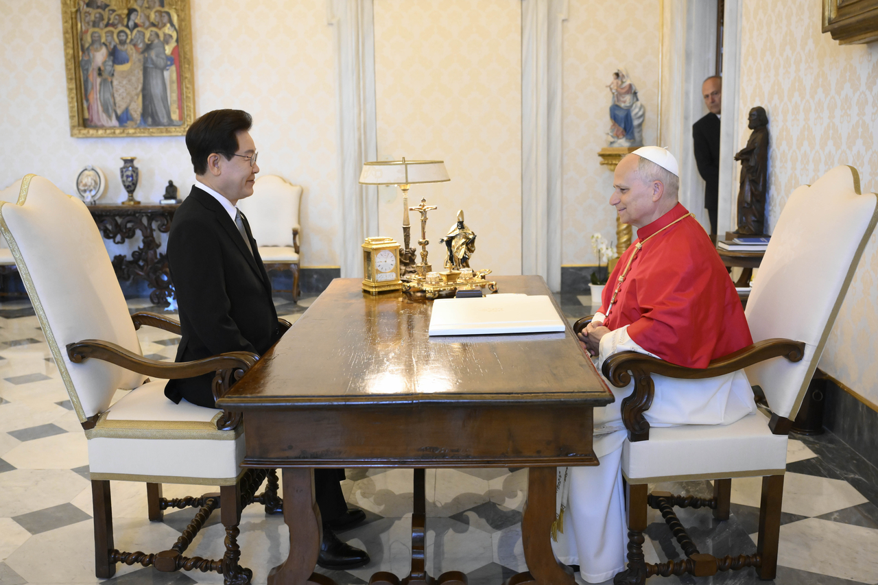 President Lee Jae Myung holds a private meeting with Pope Leo XIV at the Apostolic Palace in Vatican City on Sunday. (Vatican Media-Yonhap)