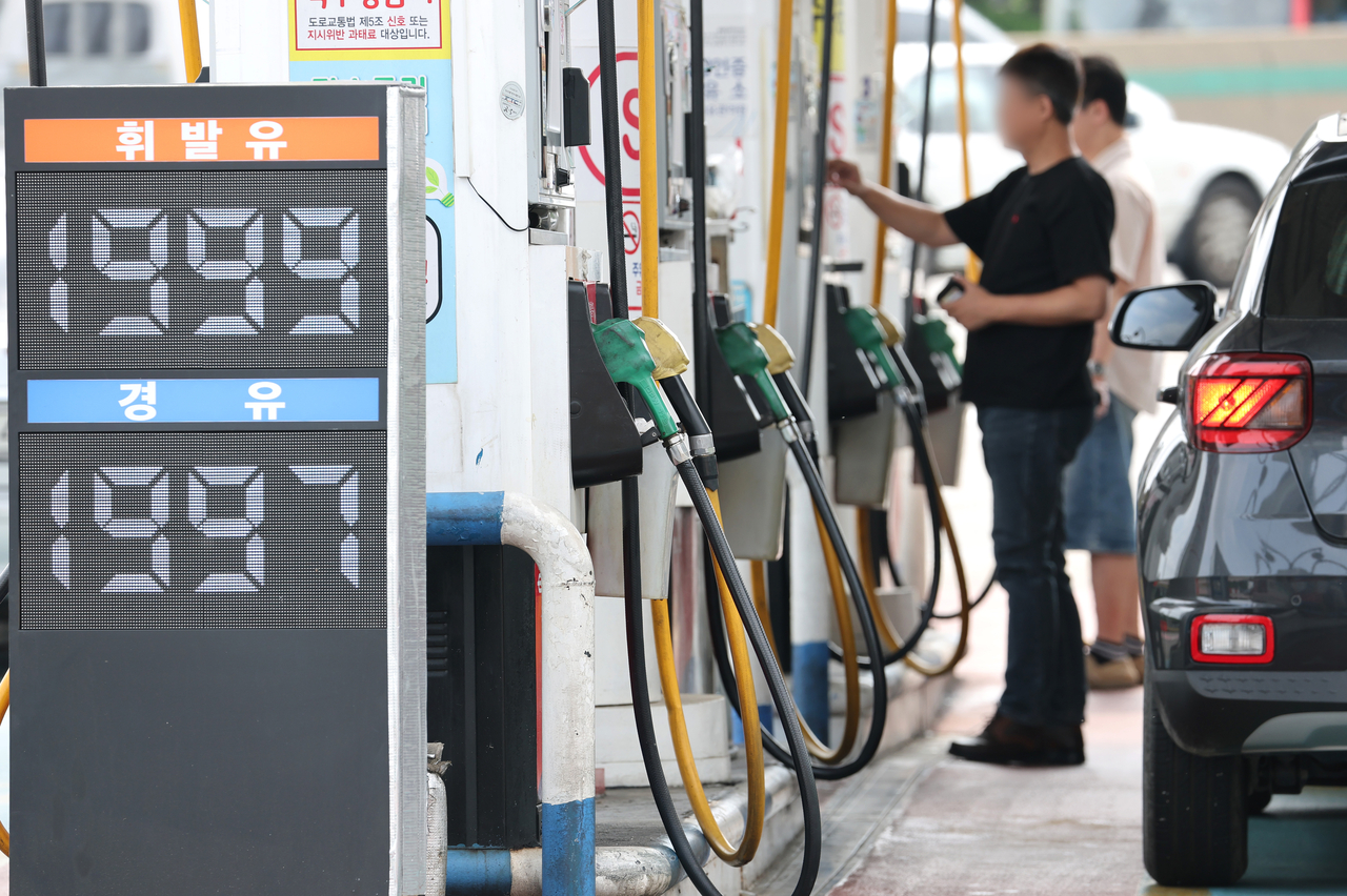 Drivers refuel their vehicles at a gas station in southern Seoul on Monday. (Yonhap)