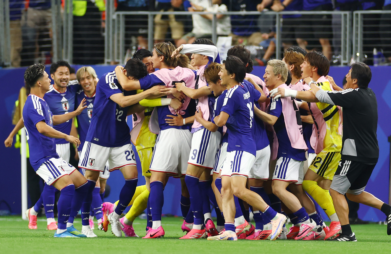 Japan players celebrate after Daichi Kamada’s late equalizer against the Netherlands, in Arlington, Texas, Sunday.   (UPI-Yonhap)
