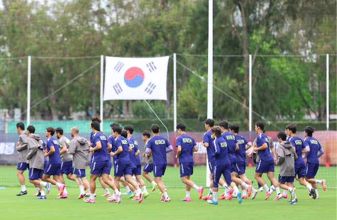 South Korea’s national football team begins training with a warm-up run at Chivas Valle Verde in Zapopan, near Guadalajara, Mexico, Sunday. (Yonhap)