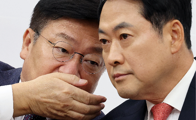 People Power Party Chair Rep. Jang Dong-hyeok (right) and its Floor Leader Rep. Jeong Jeom-sig are seen during the party's supreme council meeting at the National Assembly on Monday. (Yonhap)