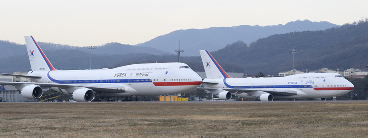 South Korea’s current Air Force One (left), a Boeing B747-8i, is seen alongside its predecessor, a Boeing B747-400, in this photo taken in 2022. (Presidential Security Service)