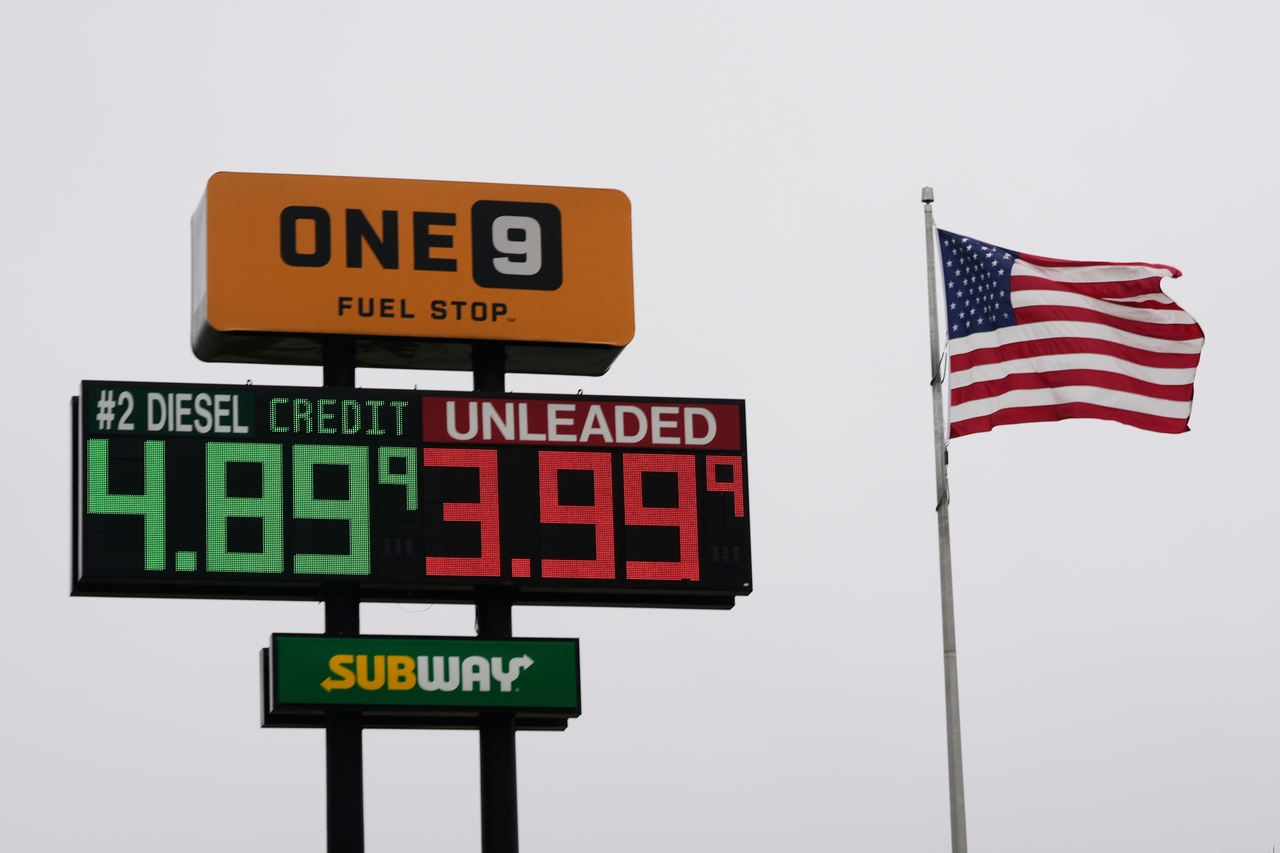 The American Flag flies next to a One9 Fuel Stop sign displaying gas prices for diesel and unleaded gas in Wilmington, Ohio, Wednesday.   AP-Yonhap