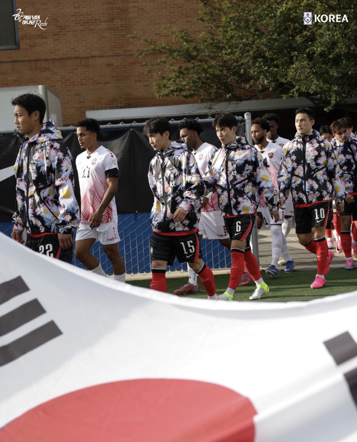 The South Korean national team wears a track jacket from the "Tigers of Asia" collection (KFA)