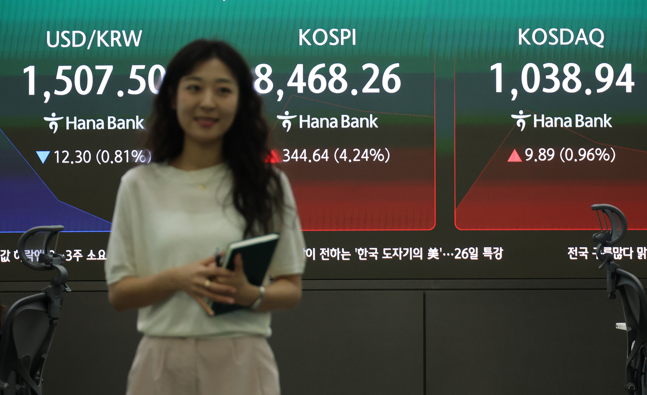 An electronic board showing the Korea Composite Stock Price Index at a dealing room of the Hana Bank headquarters in Seoul on Monday. (Yonhap)