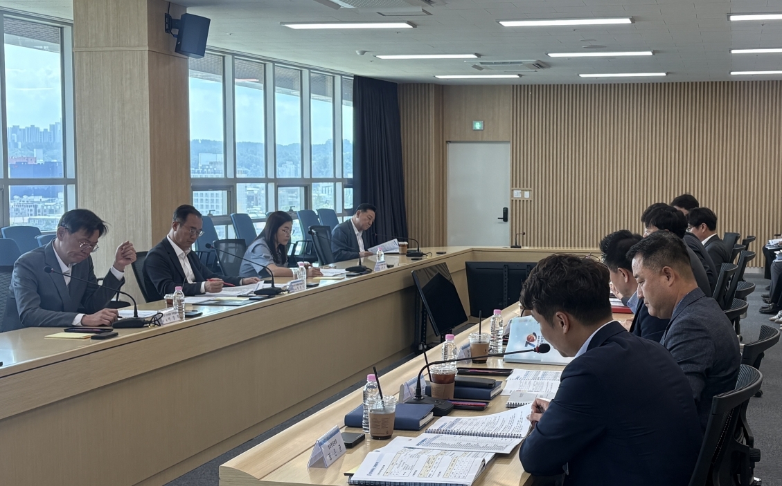 박용선 포항시장 당선인 인수위원회는 지난 10일 출범과 동시에 당선인 주재 국별 주요 현안업무보고를 받은 데 이어 11일부터 자치행정, 경제산업, 건설도시 등 3개 분과위원회를 중심으로 소관 부서 주요업무보고를 진행했다.[포항시장직 인수위 제공]