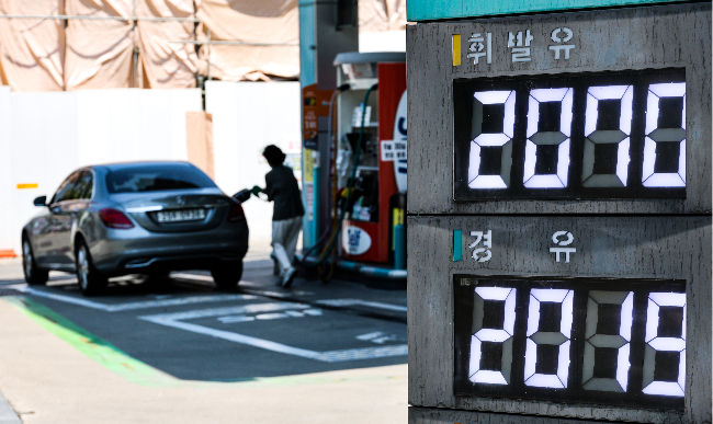 An electronic board shows gasoline and diesel prices at a gas station in Seoul on Monday. (Yonhap)