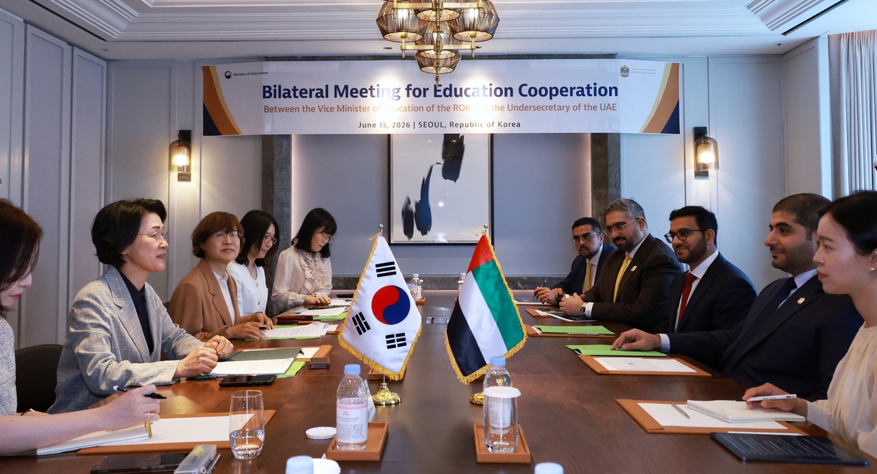 Education Vice Minister Choi Eun-ok (second from left) and United Arab Emirates Education Ministry Undersecretary Mohammed Al-Qassim (second from right) speak on Monday during a meeting held at Lotte Hotel Seoul, in Jung-gu, central Seoul. (Ministry of Education)