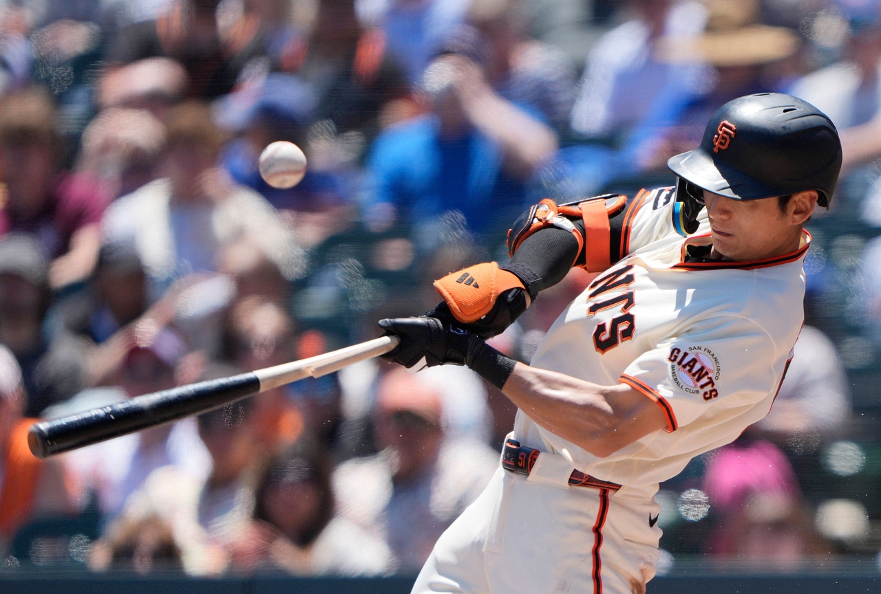 Lee Jung-hoo of the San Francisco Giants hits a single against the Chicago Cubs during the clubs' Major League Baseball regular-season game at Oracle Park in San Francisco on Sunday. (Yonhap)