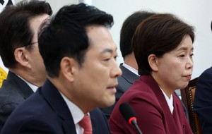 'Zombies' and 'alien language': main opposition infighting continues