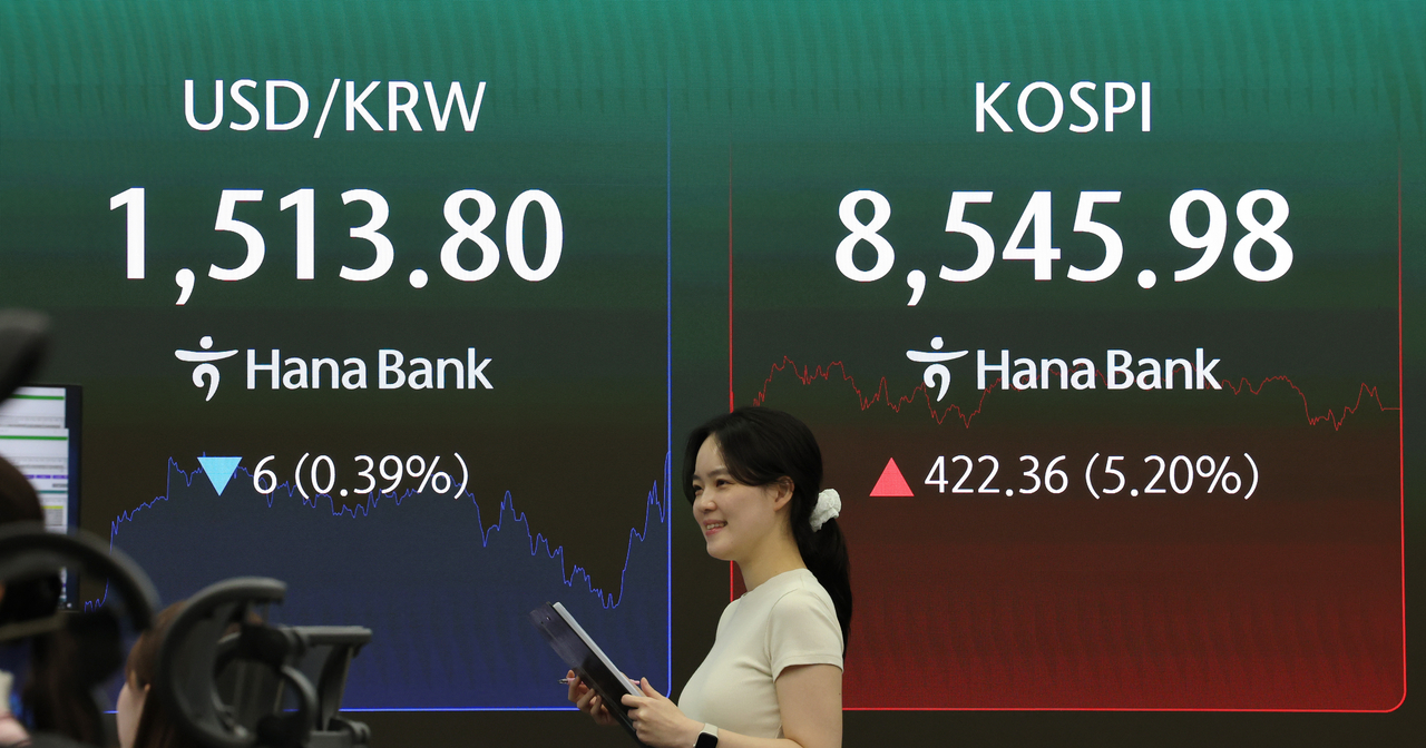 A financial data screen at Hana Bank's dealing room in central Seoul shows the won quoted at 1,513.8 per dollar and the benchmark Kospi closing trading at 8,545.98, Monday. (Yonhap)